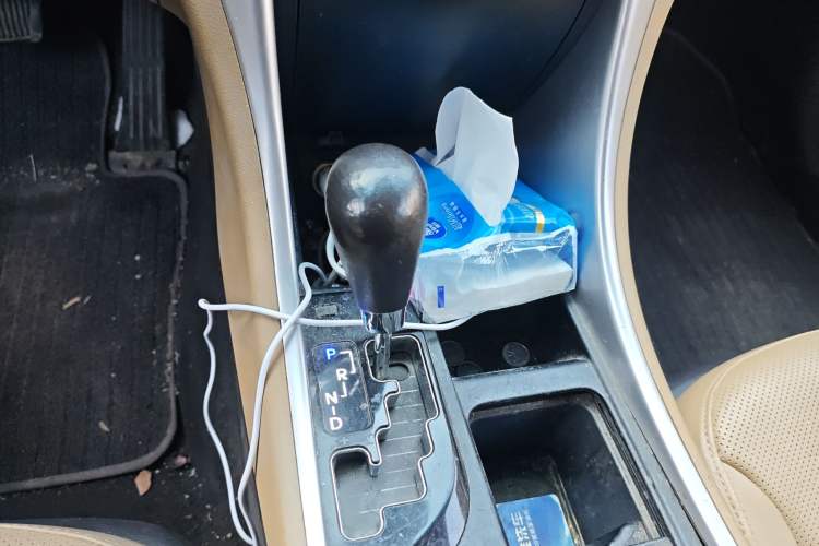 Used Hyundai Sonata 2011 2.0L Automatic Luxury Edition Gear Lever