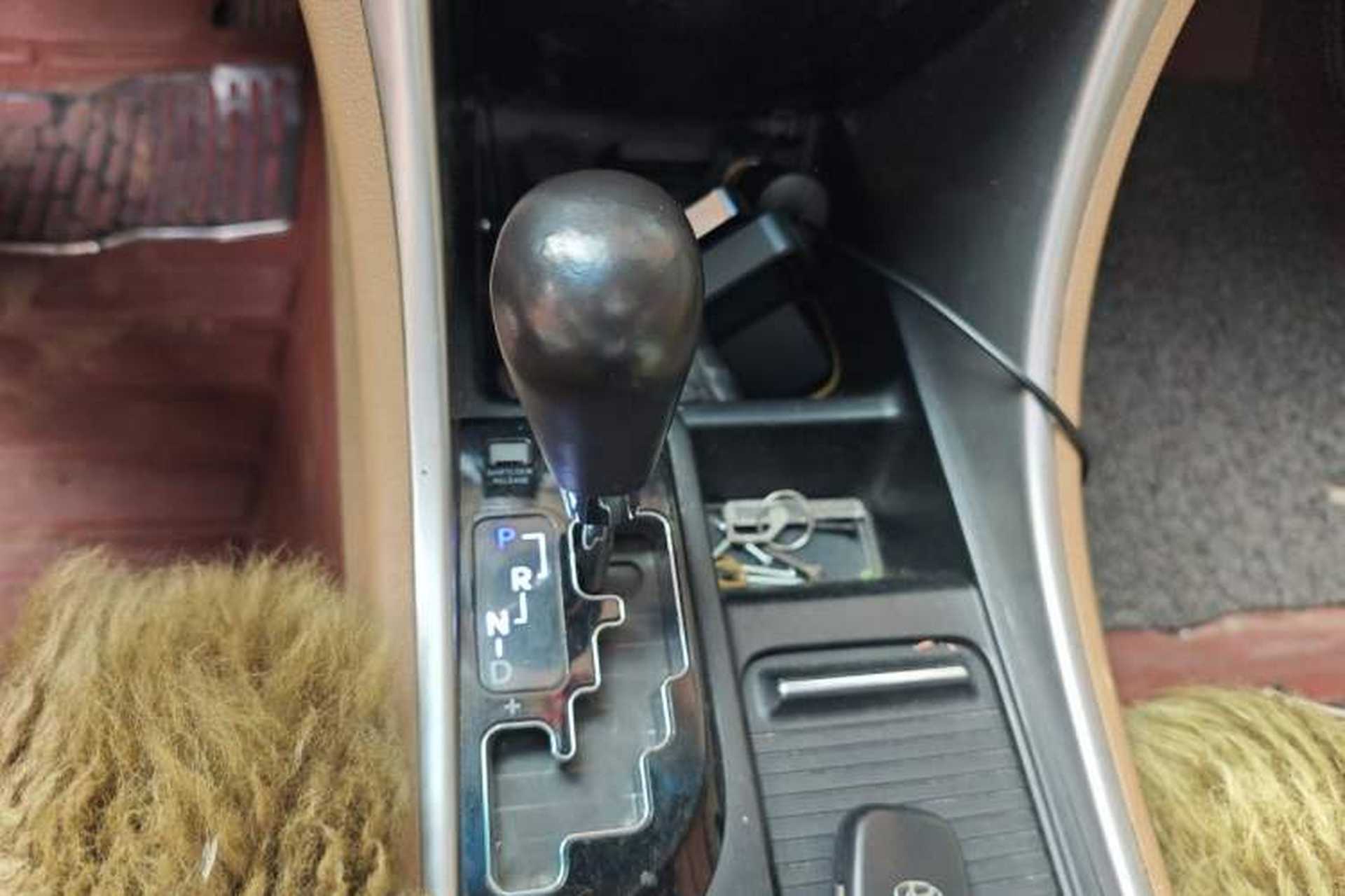 Used Hyundai Sonata 2011 2.0L Automatic Luxury Edition Gear Lever