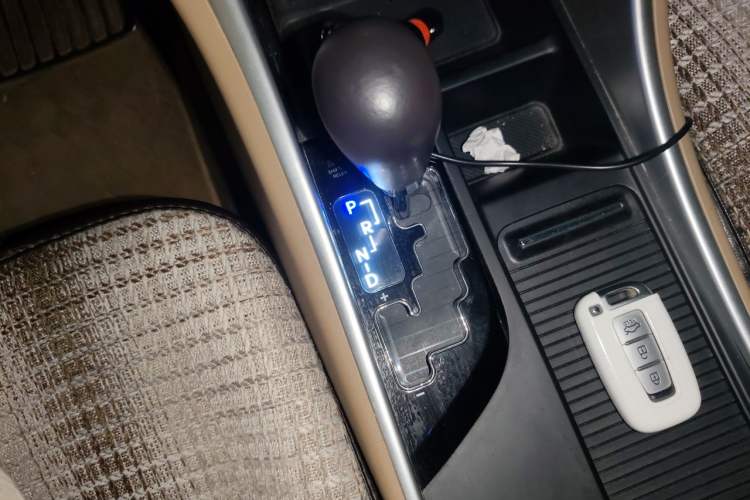 Used Hyundai Sonata 2011 2.0L Automatic Luxury Edition Gear Lever