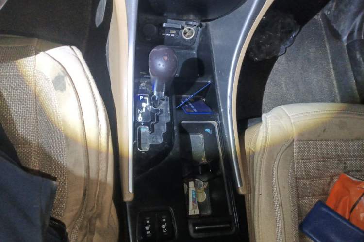 Used Hyundai Sonata 2011 2.0L Automatic Luxury Edition Gear Lever