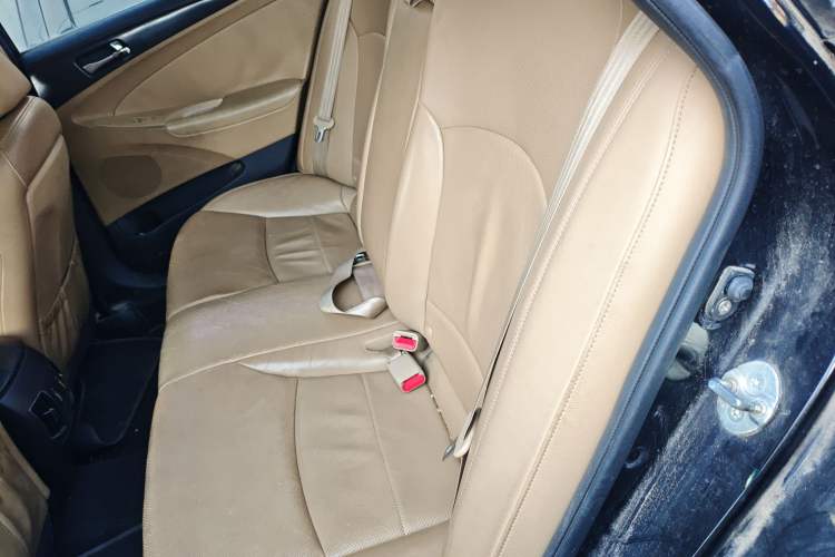 Used Hyundai Sonata 2011 2.0L Automatic Luxury Edition Left Rear Seat