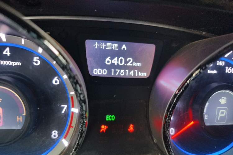 Used Hyundai Sonata 2011 2.0L Automatic Fashion Edition Odometer Close Up