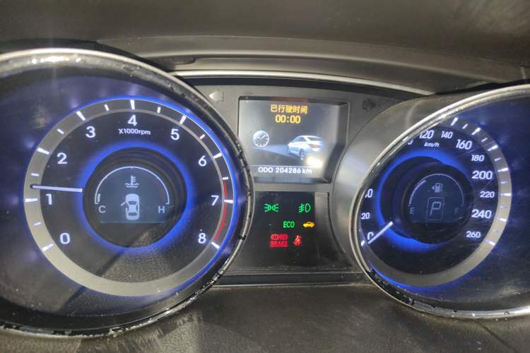 Used Hyundai Sonata 2011 2.0L Automatic Luxury Edition Odometer Close Up