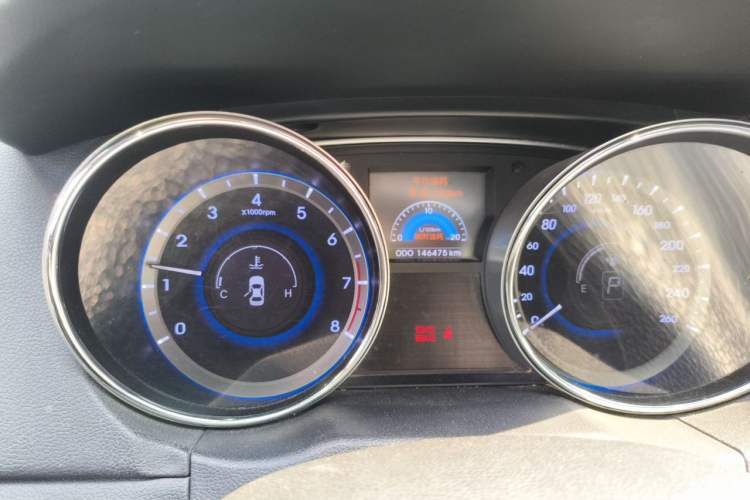 Used Hyundai Sonata 2011 2.0L Automatic Luxury Edition Odometer Close Up