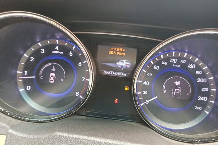 Used Hyundai Sonata 2011 2.0L Automatic Luxury Edition Odometer Close Up