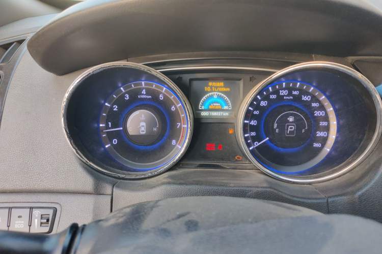 Used Hyundai Sonata 2011 2.0L Automatic Luxury Edition Odometer Close Up