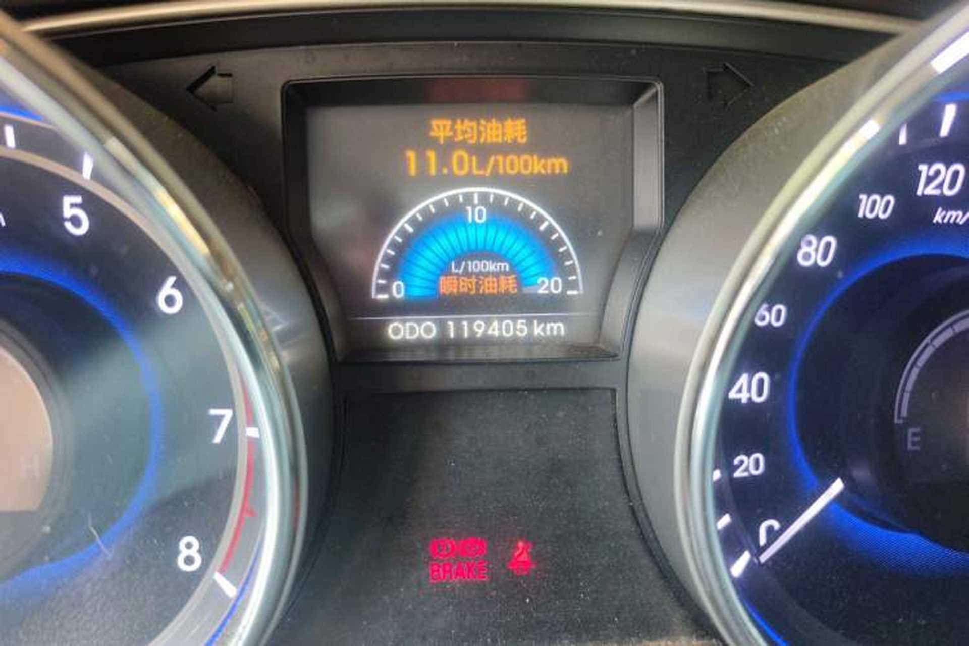 Used Hyundai Sonata 2011 2.0L Automatic Luxury Edition Odometer Close Up