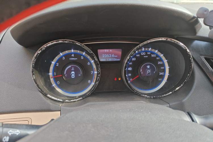 Used Hyundai Sonata 2011 2.0L Automatic Fashion Edition Odometer Close Up