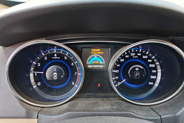 Used Hyundai Sonata 2011 2.0L Automatic Luxury Edition Odometer Close Up