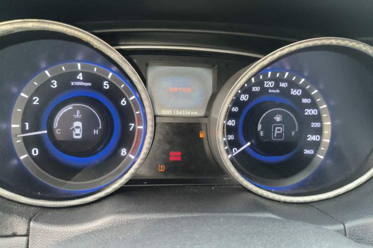Used Hyundai Sonata 2011 2.0L Automatic Luxury Edition Odometer Close Up