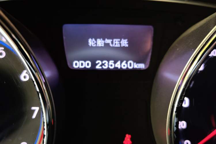 Used Hyundai Sonata 2011 2.0L Automatic Fashion Edition Odometer Close Up