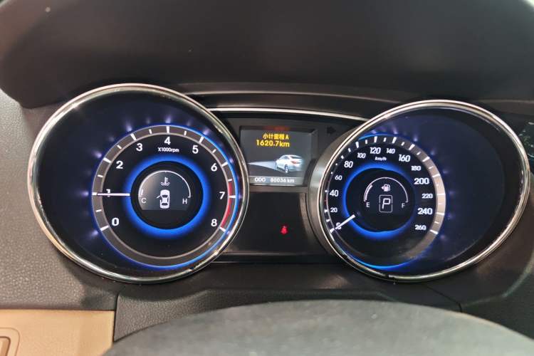 Used Hyundai Sonata 2011 2.0L Automatic Prestige Edition Odometer Close Up