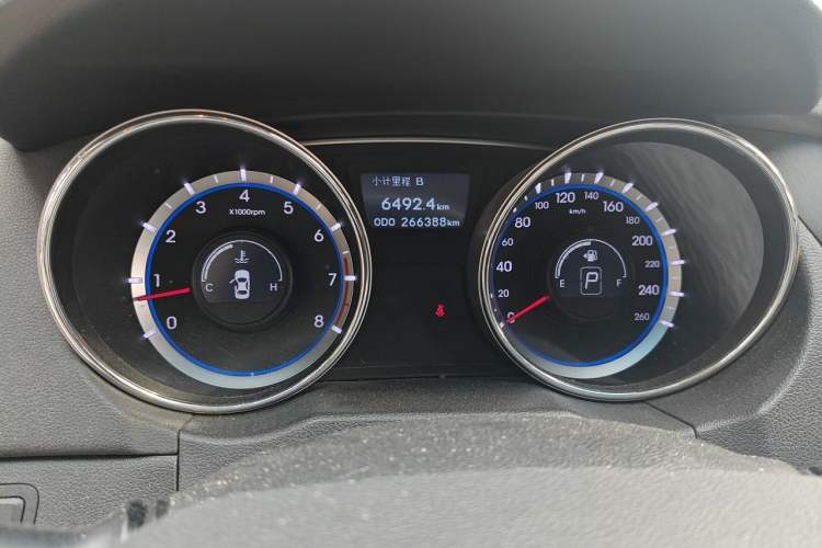 Used Hyundai Sonata 2011 2.0L Automatic Fashion Edition Odometer Close Up