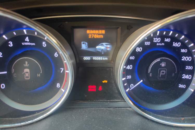 Used Hyundai Sonata 2011 2.0L Automatic Luxury Edition Odometer Close Up