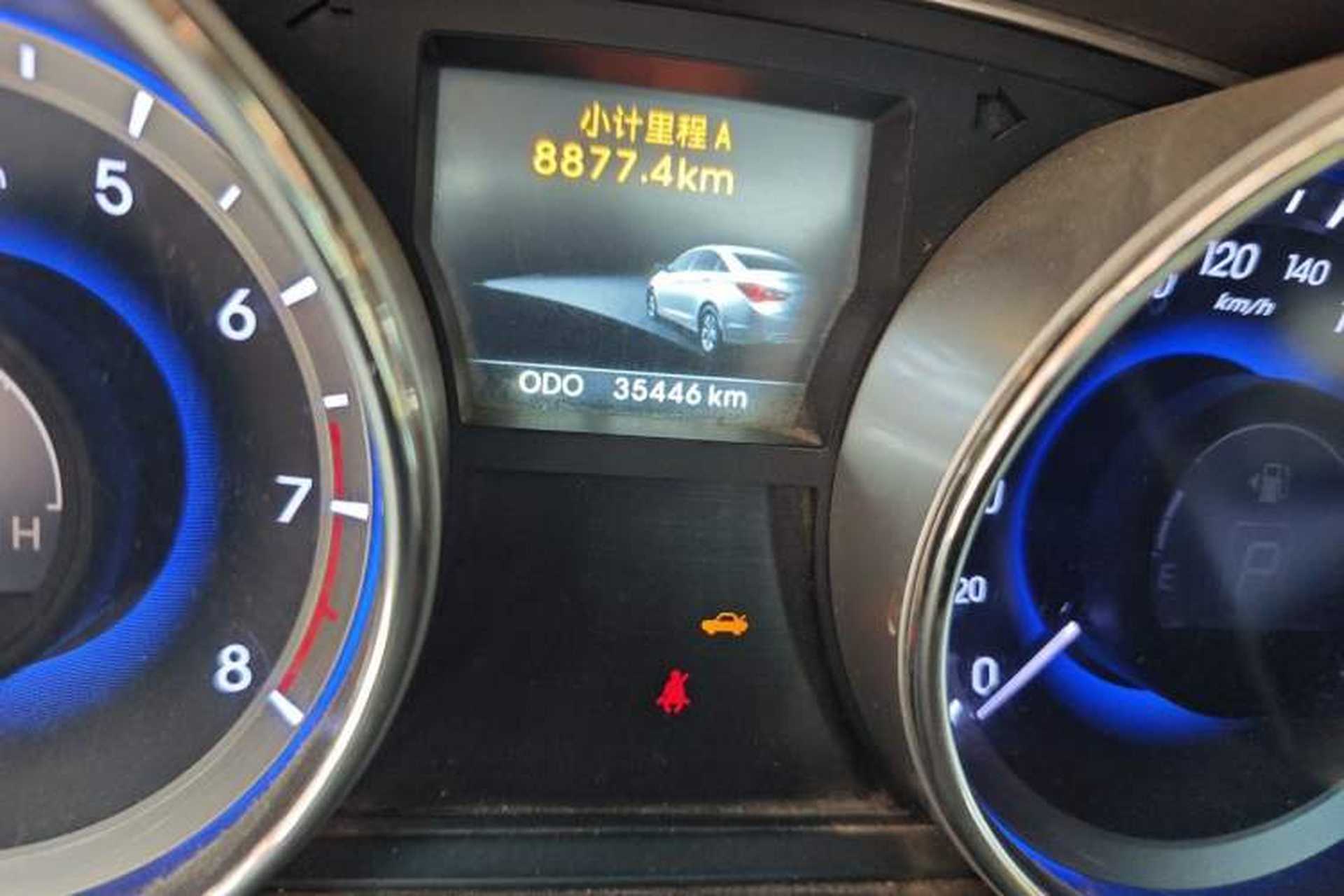 Used Hyundai Sonata 2011 2.0L Automatic Luxury Edition Odometer Close Up