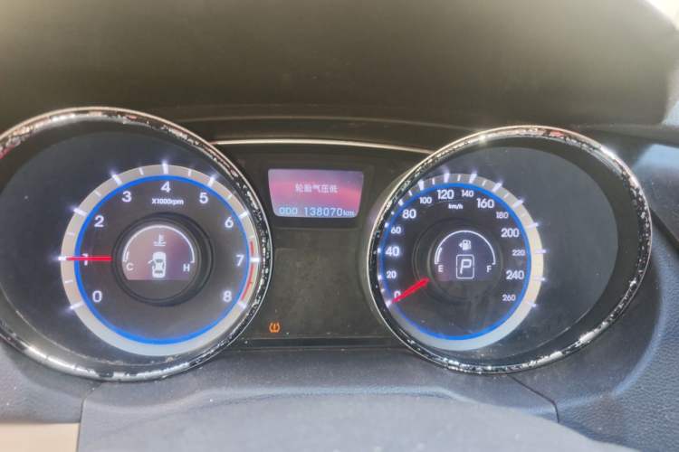 Used Hyundai Sonata 2011 2.0L Automatic Fashion Edition Odometer Close Up