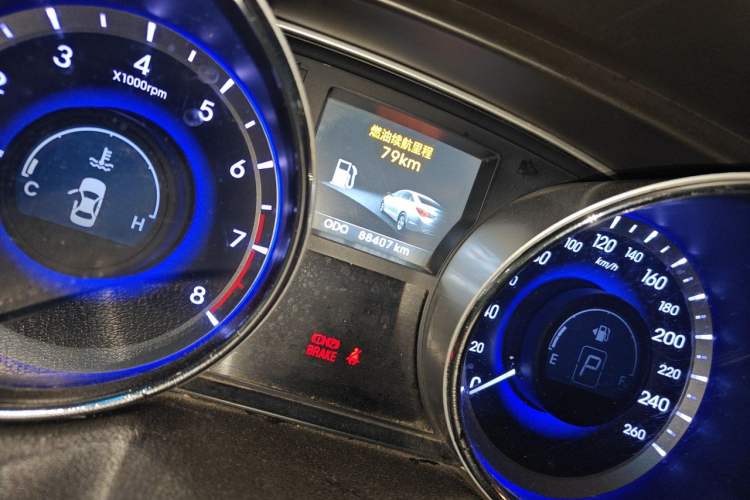 Used Hyundai Sonata 2011 2.0L Automatic Luxury Edition Odometer Close Up