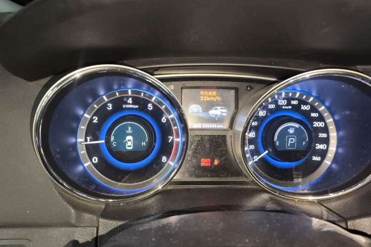 Used Hyundai Sonata 2011 2.0L Automatic Prestige Edition Odometer Close Up
