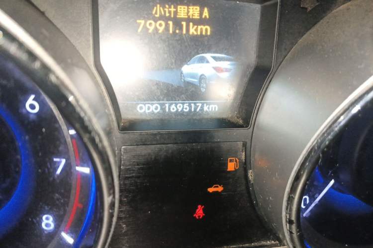 Used Hyundai Sonata 2011 2.0L Automatic Luxury Edition Odometer Close Up