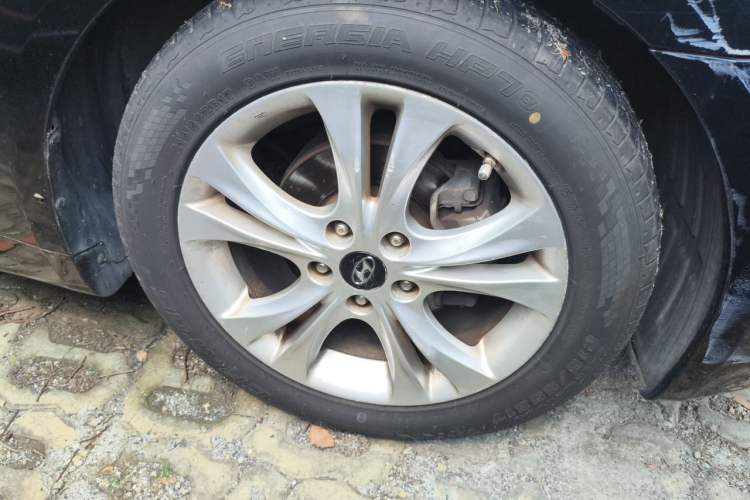 Used Hyundai Sonata 2011 2.0L Automatic Luxury Edition Right Front Wheel Hub