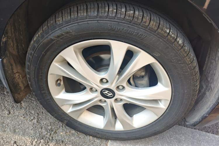 Used Hyundai Sonata 2011 2.0L Automatic Fashion Edition Right Front Wheel Hub