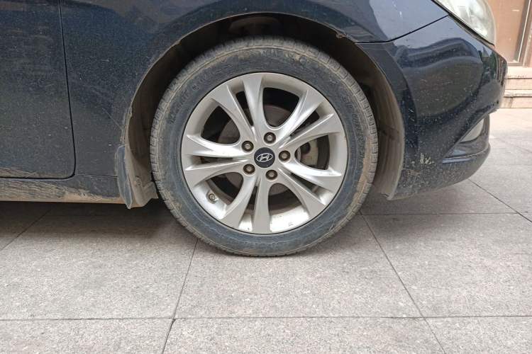 Used Hyundai Sonata 2011 2.0L Automatic Luxury Edition Right Front Wheel Hub