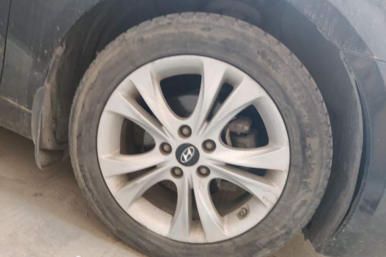 Used Hyundai Sonata 2011 2.0L Automatic Luxury Edition Right Front Wheel Hub