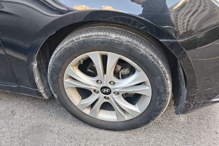 Used Hyundai Sonata 2011 2.0L Automatic Luxury Edition Right Front Wheel Hub