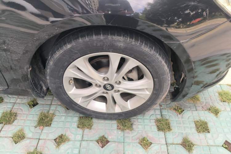 Used Hyundai Sonata 2011 2.0L Automatic Luxury Edition Right Front Wheel Hub