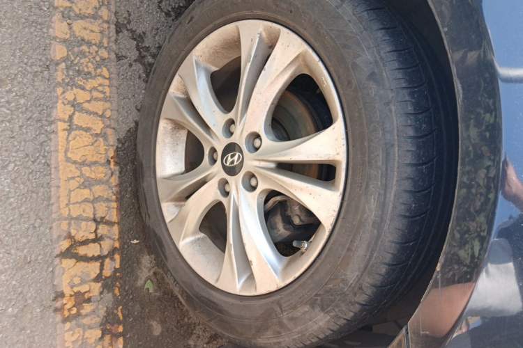Used Hyundai Sonata 2011 2.0L Automatic Leading Edition Right Front Wheel Hub