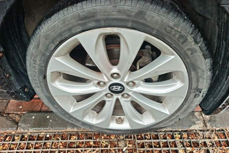 Used Hyundai Sonata 2011 2.0L Automatic Prestige Edition Right Front Wheel Hub