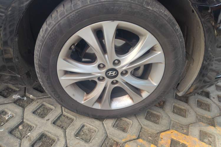 Used Hyundai Sonata 2011 2.0L Automatic Luxury Edition Right Front Wheel Hub