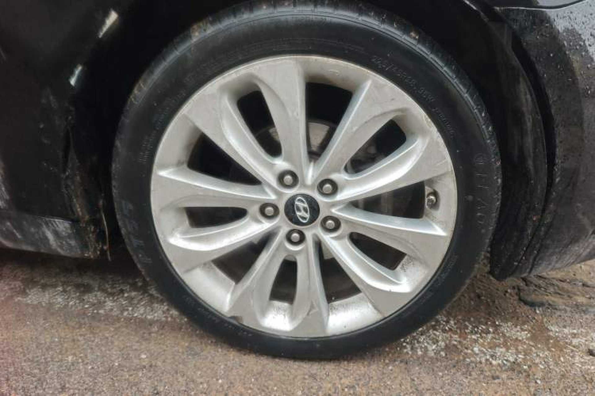 Used Hyundai Sonata 2011 2.0L Automatic Supreme Edition Right Front Wheel Hub