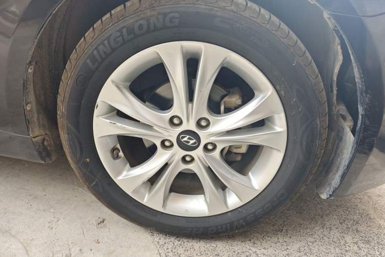 Used Hyundai Sonata 2011 2.0L Automatic Luxury Edition Right Front Wheel Hub
