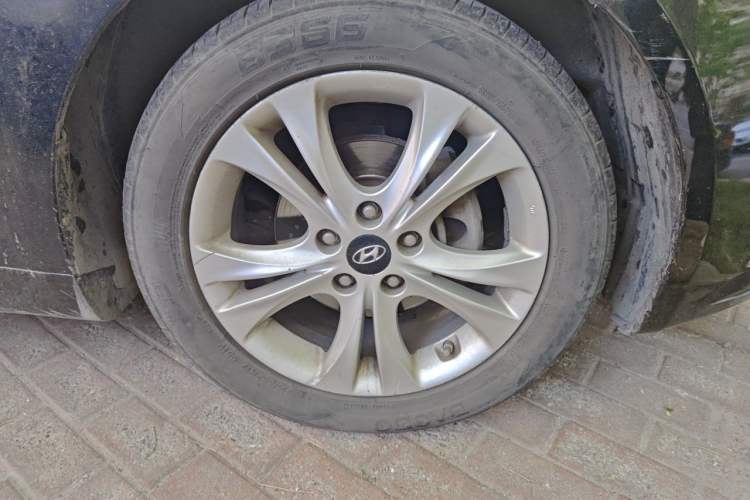 Used Hyundai Sonata 2011 2.0L Automatic Fashion Edition Right Front Wheel Hub