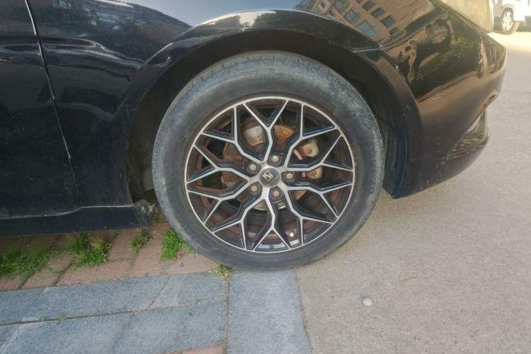 Used Hyundai Sonata 2011 2.0L Automatic Fashion Edition Right Front Wheel Hub