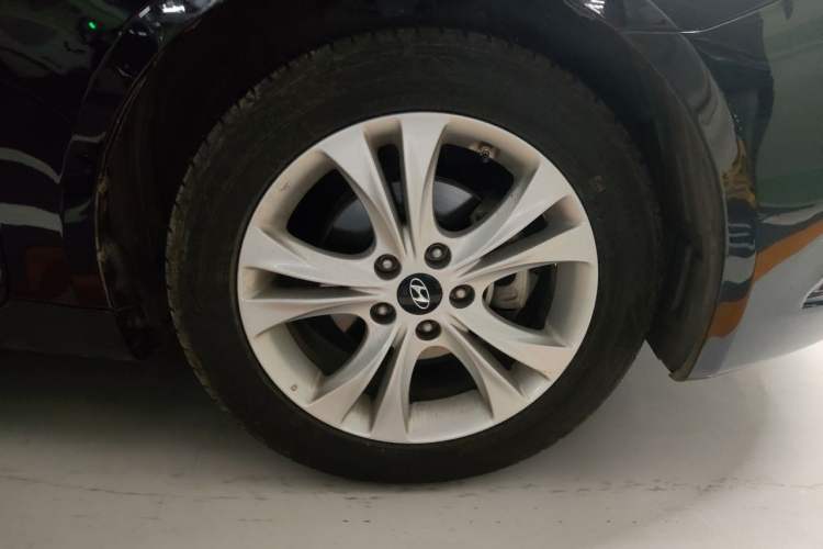 Used Hyundai Sonata 2011 2.0L Automatic Luxury Edition Right Front Wheel Hub