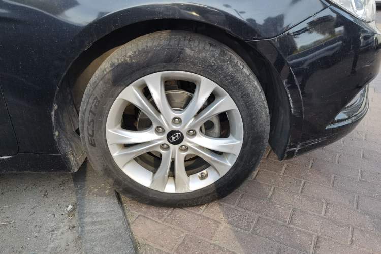 Used Hyundai Sonata 2011 2.0L Automatic Luxury Edition Right Front Wheel Hub