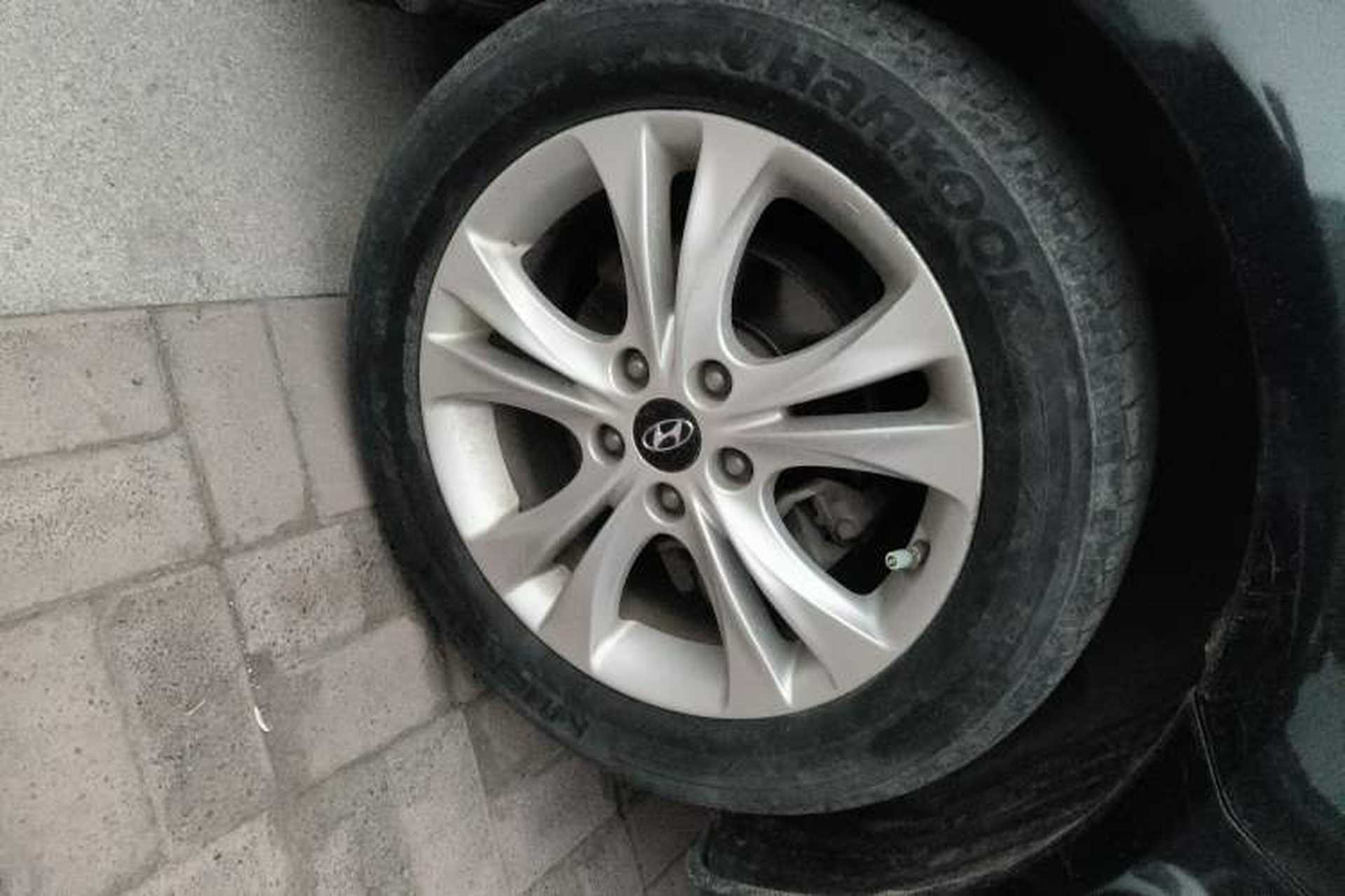 Used Hyundai Sonata 2011 2.0L Automatic Luxury Edition Right Front Wheel Hub