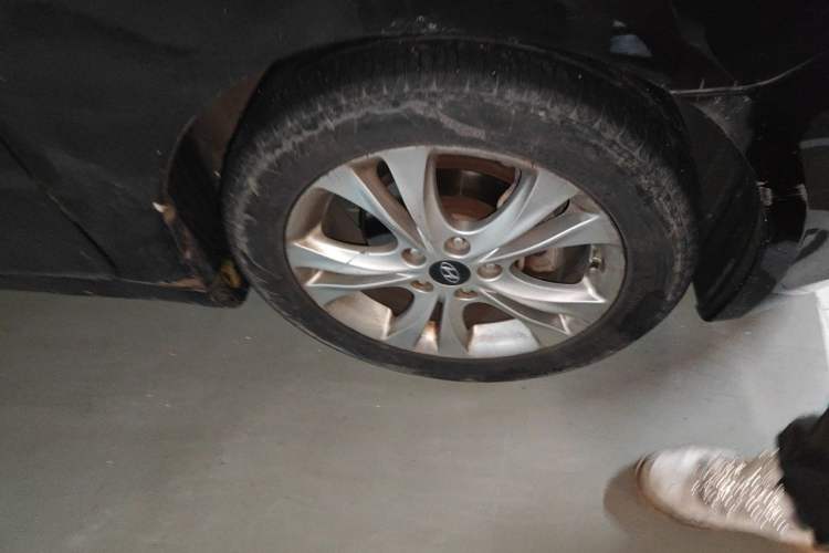Used Hyundai Sonata 2011 2.0L Automatic Luxury Edition Right Front Wheel Hub