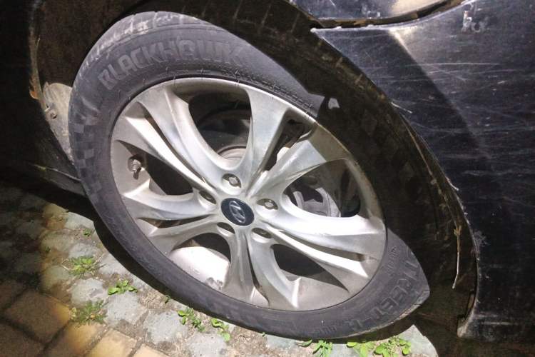 Used Hyundai Sonata 2011 2.0L Automatic Luxury Edition Right Front Wheel Hub