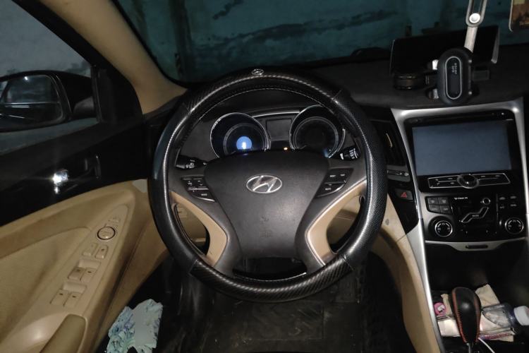 Used Hyundai Sonata 2011 2.0L Automatic Luxury Edition Steering Wheel