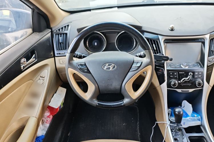 Used Hyundai Sonata 2011 2.0L Automatic Luxury Edition Steering Wheel