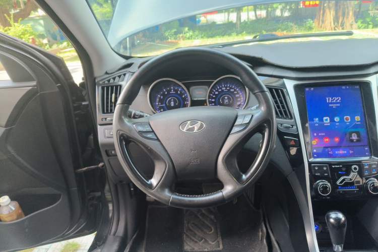Used Hyundai Sonata 2011 2.0L Automatic Luxury Edition Steering Wheel