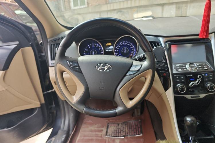 Used Hyundai Sonata 2011 2.0L Automatic Luxury Edition Steering Wheel