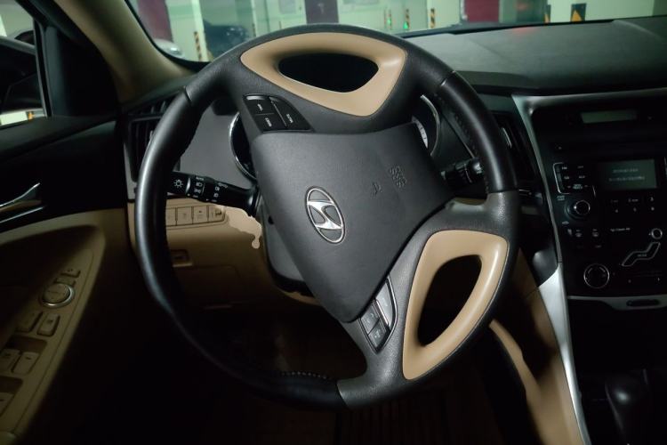 Used Hyundai Sonata 2011 2.0L Automatic Luxury Edition Steering Wheel