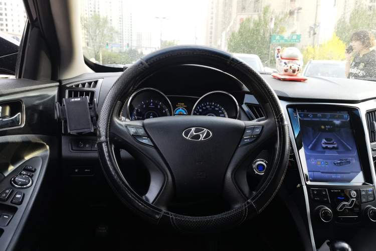 Used Hyundai Sonata 2011 2.0L Automatic Luxury Edition Steering Wheel