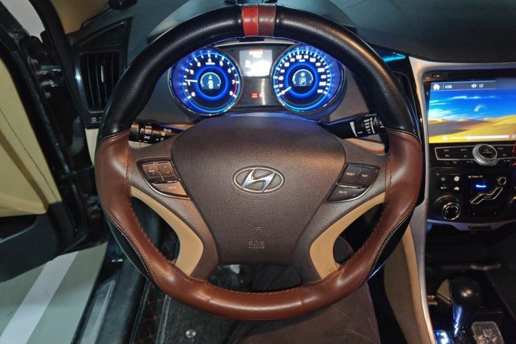 Used Hyundai Sonata 2011 2.0L Automatic Luxury Edition Steering Wheel