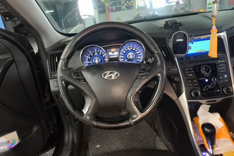 Used Hyundai Sonata 2011 2.0L Automatic Prestige Edition Steering Wheel