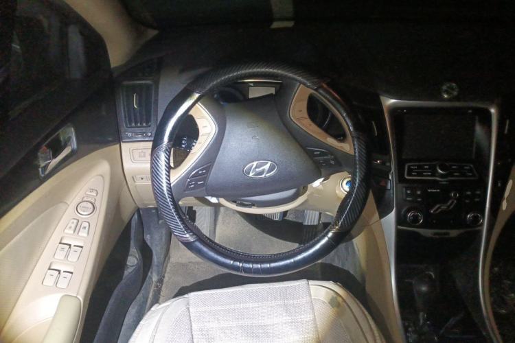Used Hyundai Sonata 2011 2.0L Automatic Luxury Edition Steering Wheel